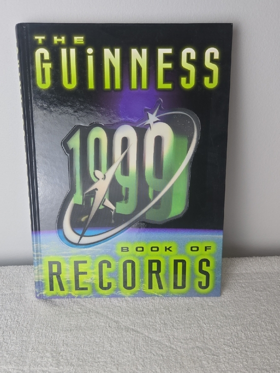Guinness Other - Guinness 1999 Book of Records - Neon Green and Black Cover